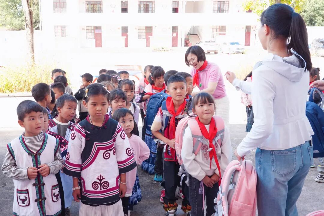 五星钻豹黄玲素爱心助学再下一城诠释大爱钻豹价值担当