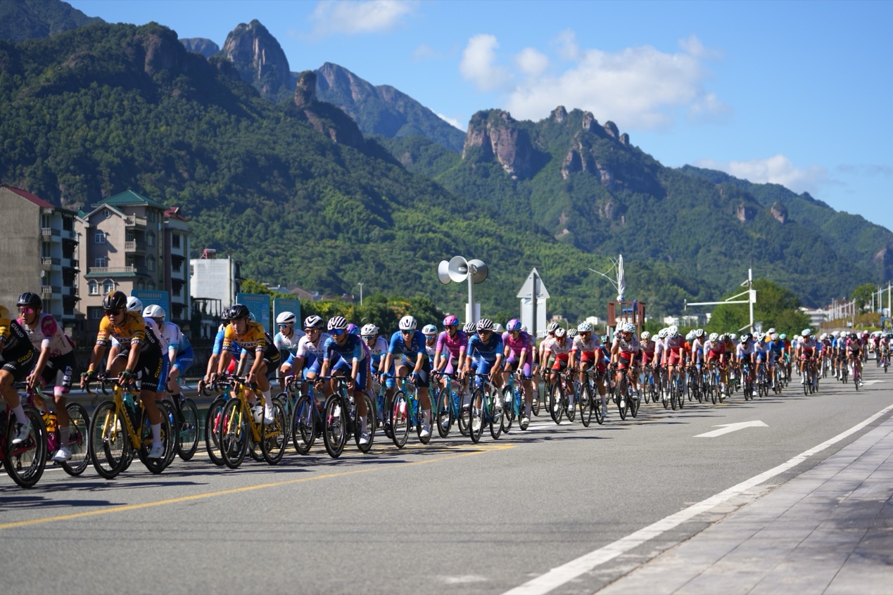 2025中国公路自行车职业联赛(雁荡山站)暨第三届雁荡山骑行大会鸣笛开赛