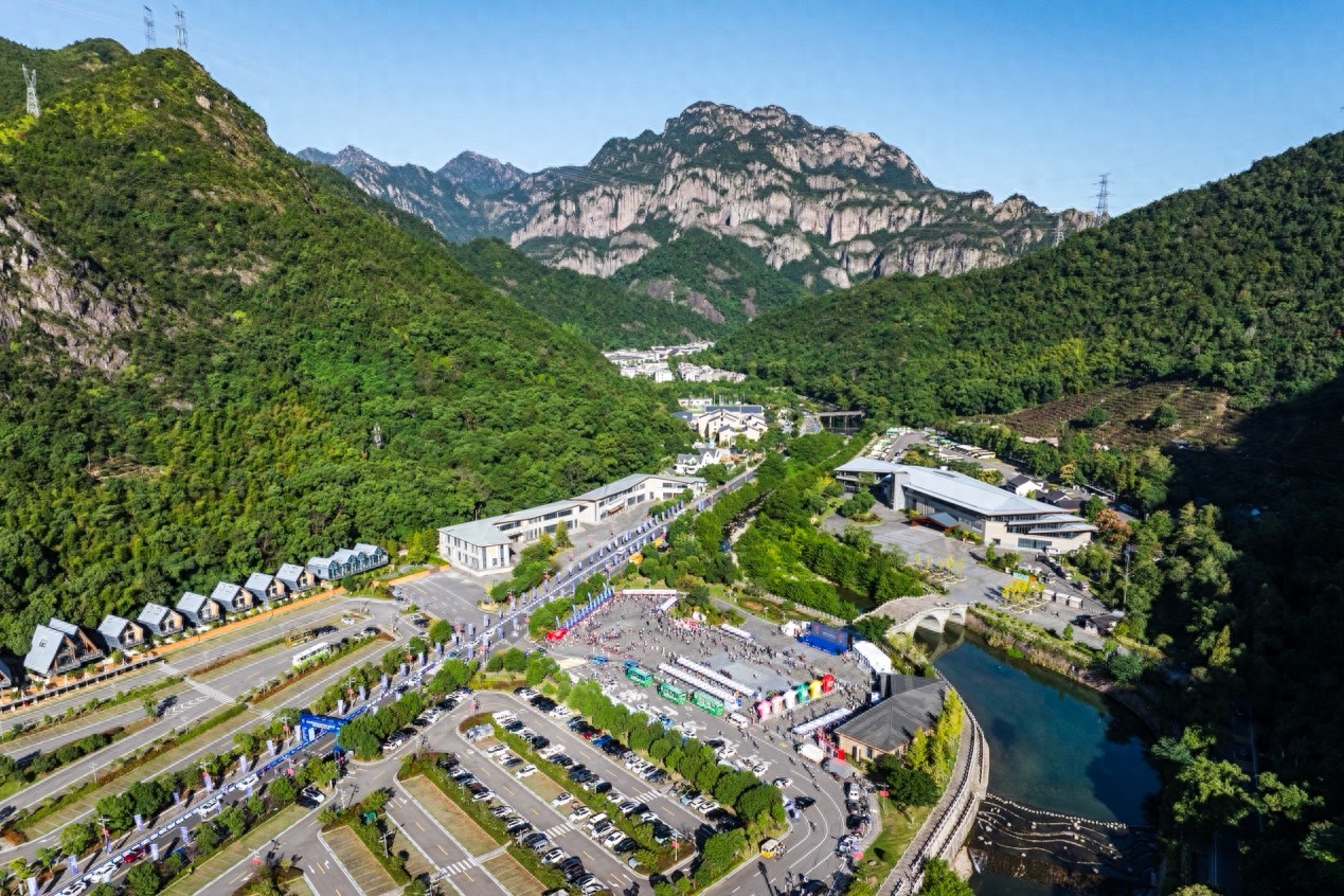 2025中国公路自行车职业联赛(雁荡山站)暨第三届雁荡山骑行大会鸣笛开赛