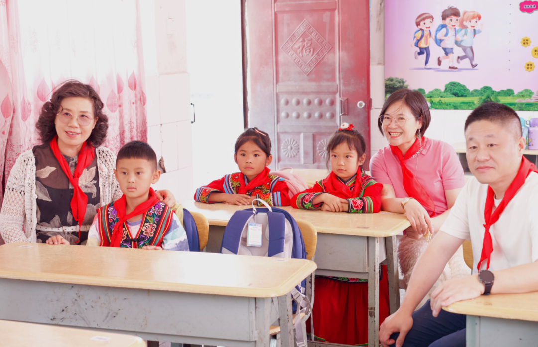 五星钻豹黄玲素爱心助学再下一城诠释大爱钻豹价值担当