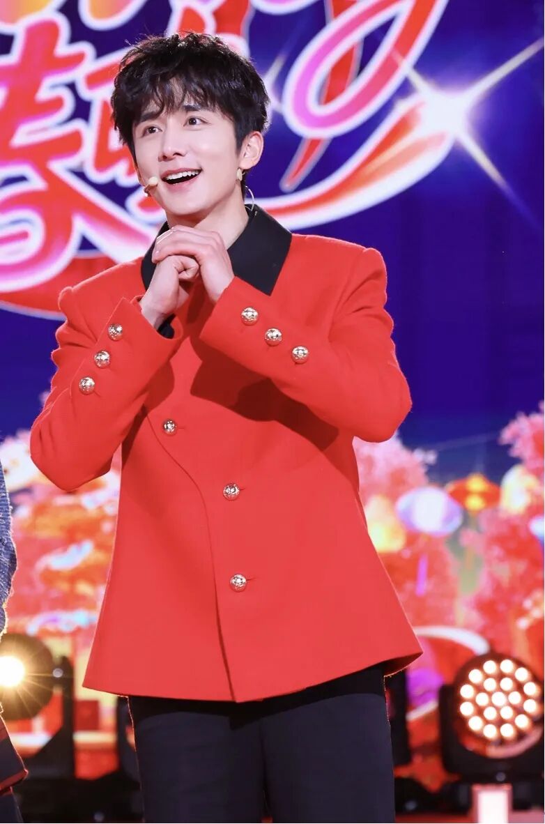 雅迪独家冠名2025young在春晚年轻人的春晚狂欢沉浸式的新春盛宴