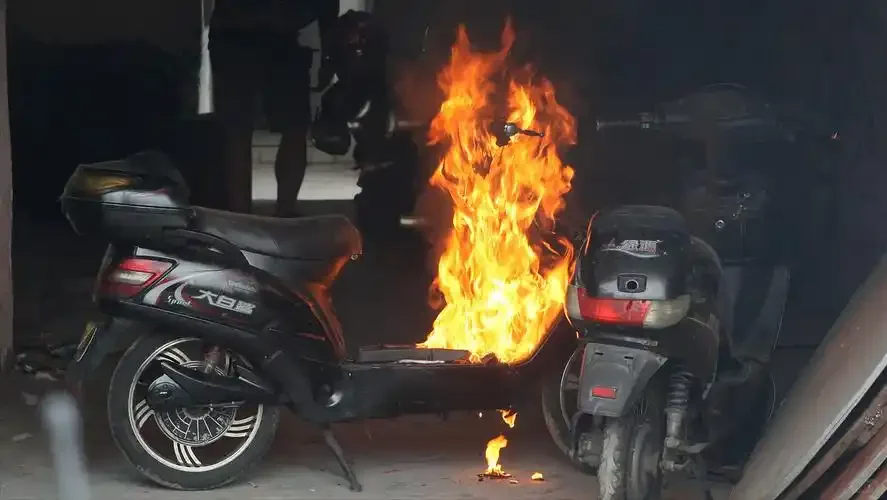 除了头盔，这些行为也开始罚款！2025年电动车避坑指南