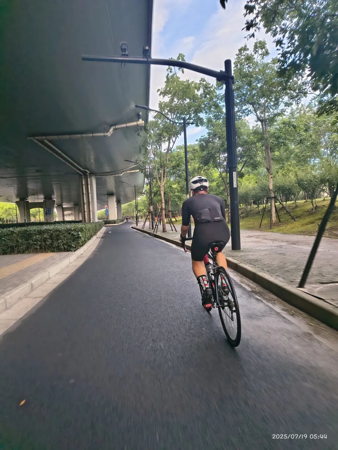 MCC724G530晨骑苗江路绕圈