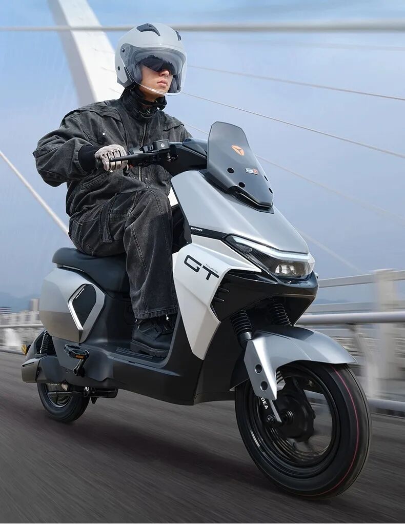 从“颠覆者”到“价格屠夫”，小牛电动的“自我革命”：高端品牌为何向性价比低头？