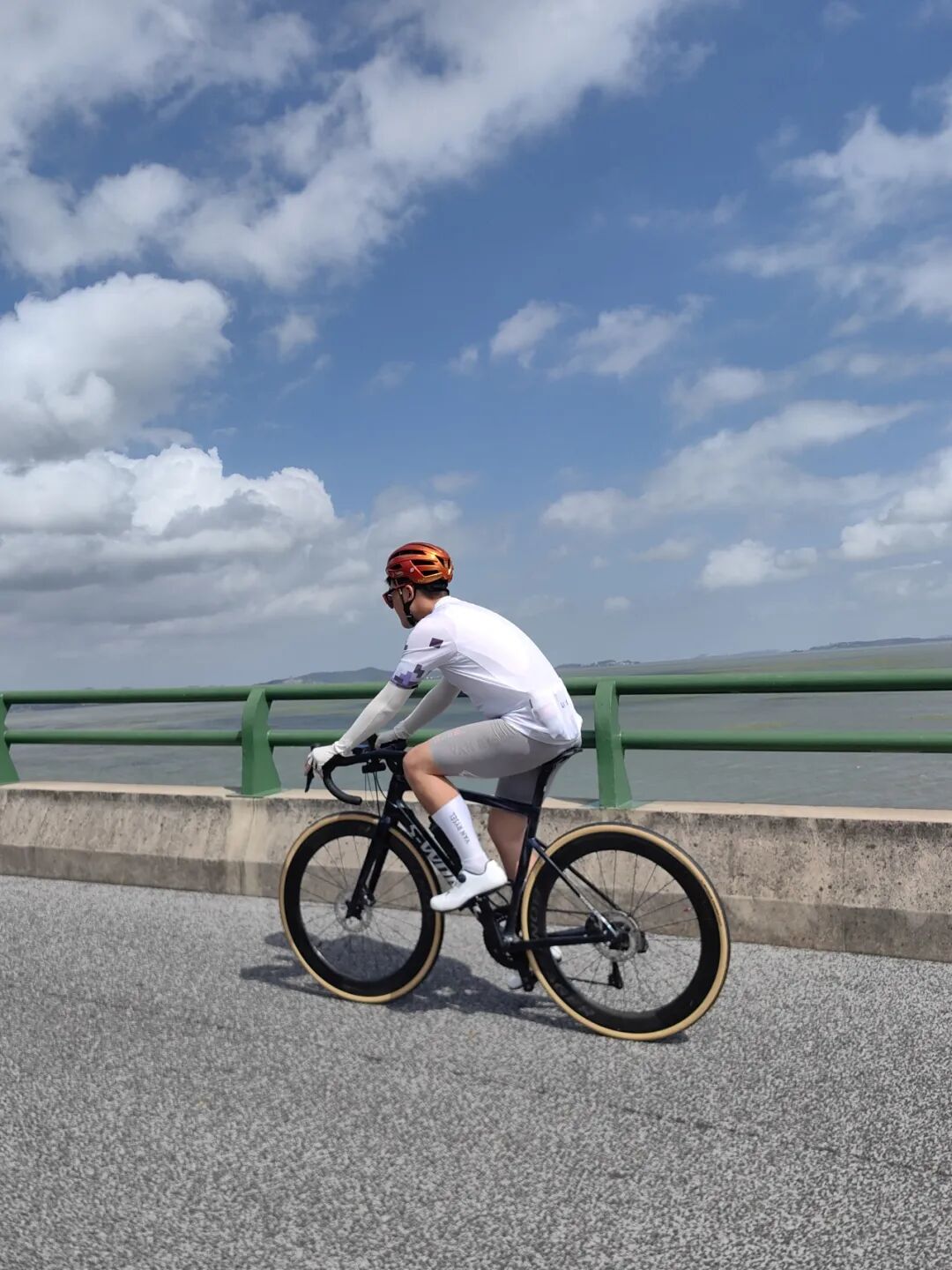 MCC724G530晨骑苗江路绕圈