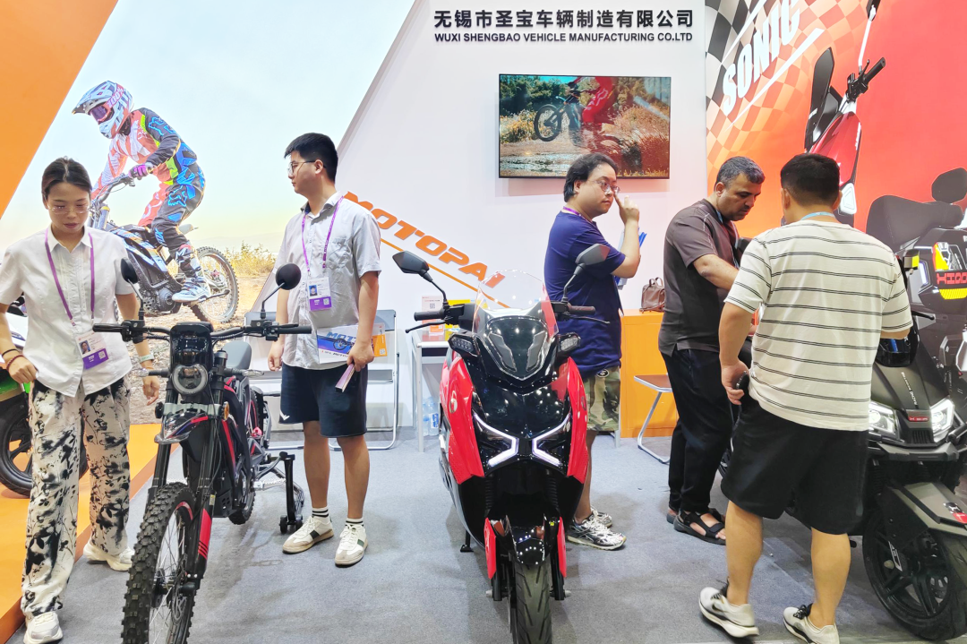 [2025-10-17]广交会现场直击欧派展台秒变全球签单中心匠心智造燃爆海外市场