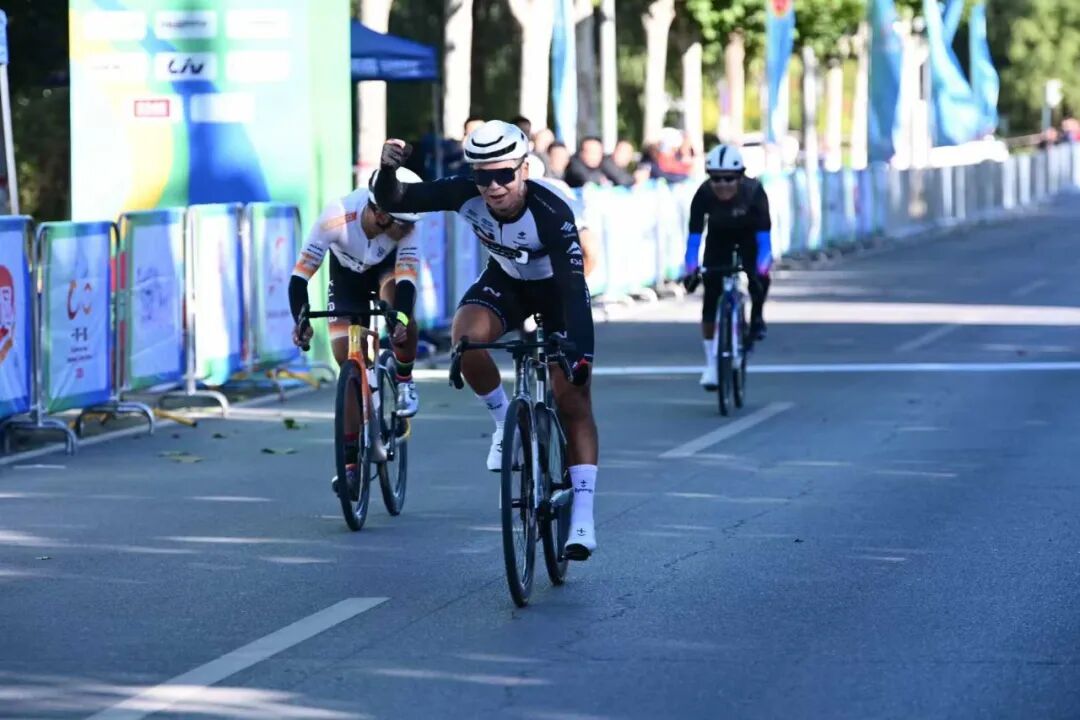 [2025-10-27]美利达诺飞客车队挥洒热血青春赛场夺冠