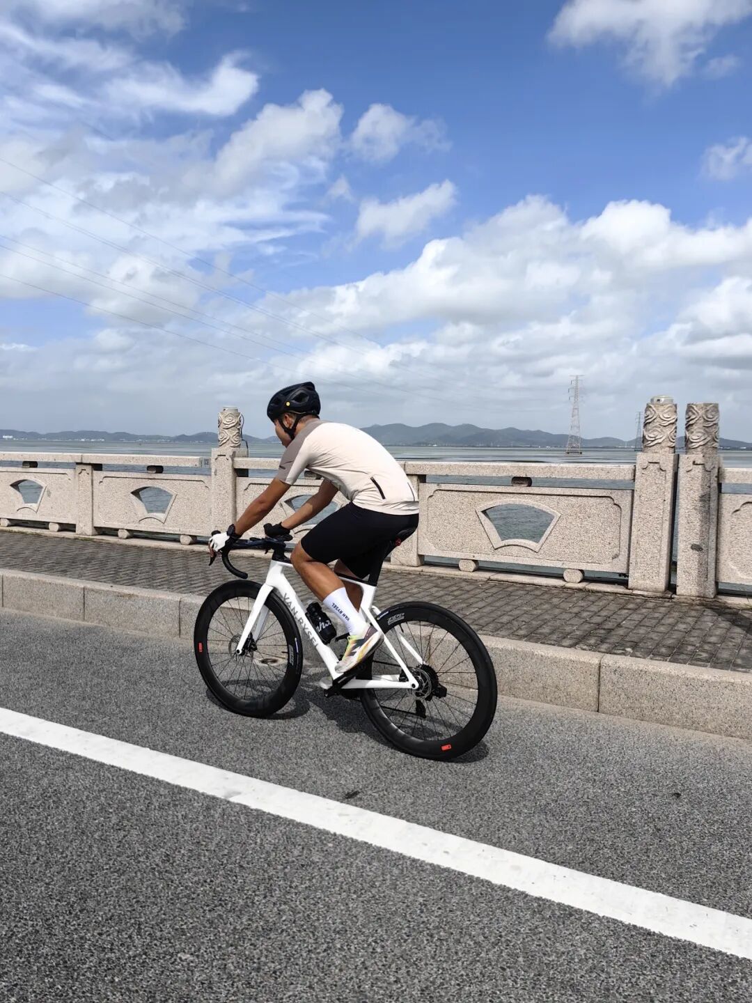 MCC724G530晨骑苗江路绕圈