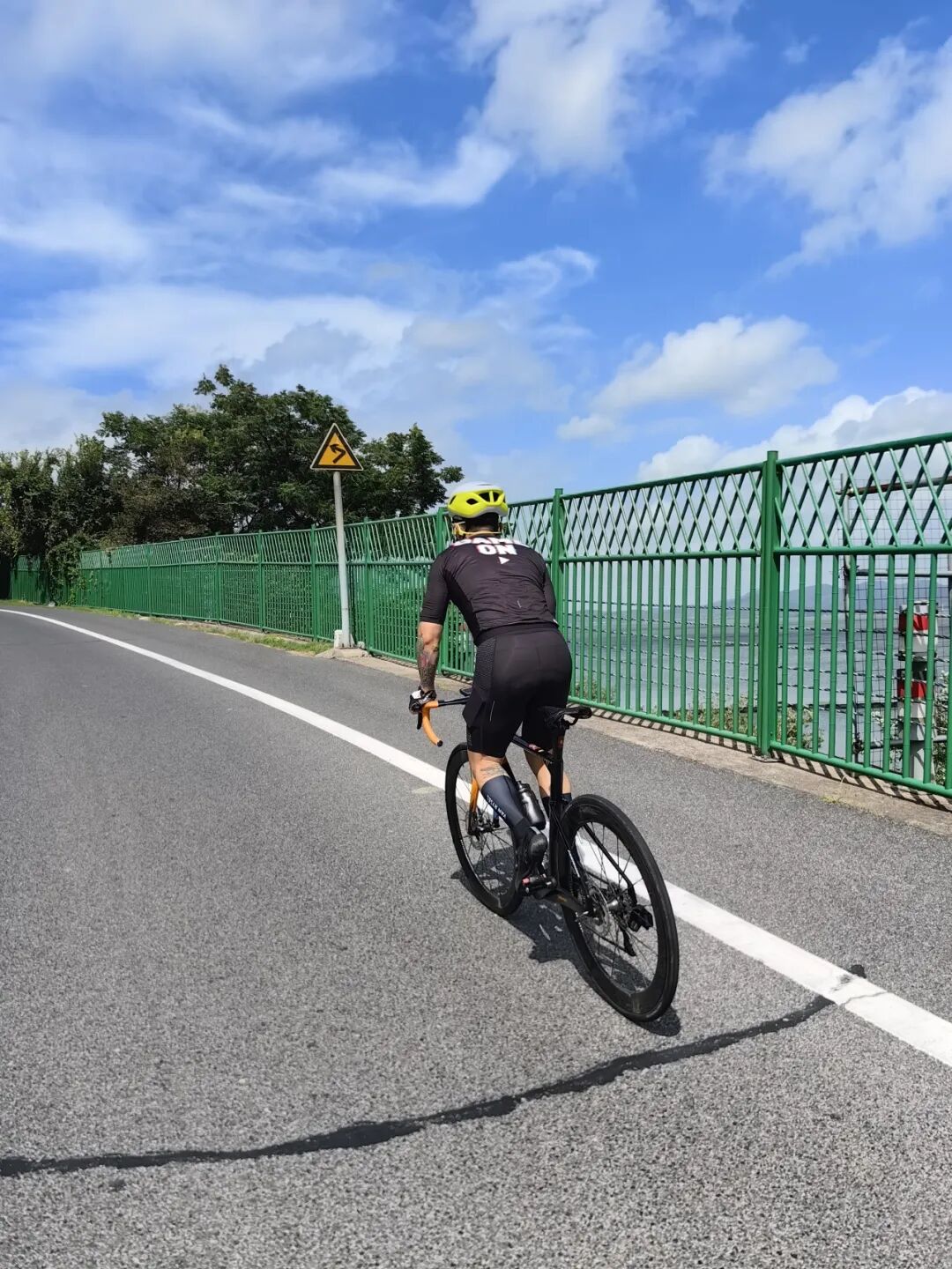 MCC724G530晨骑苗江路绕圈