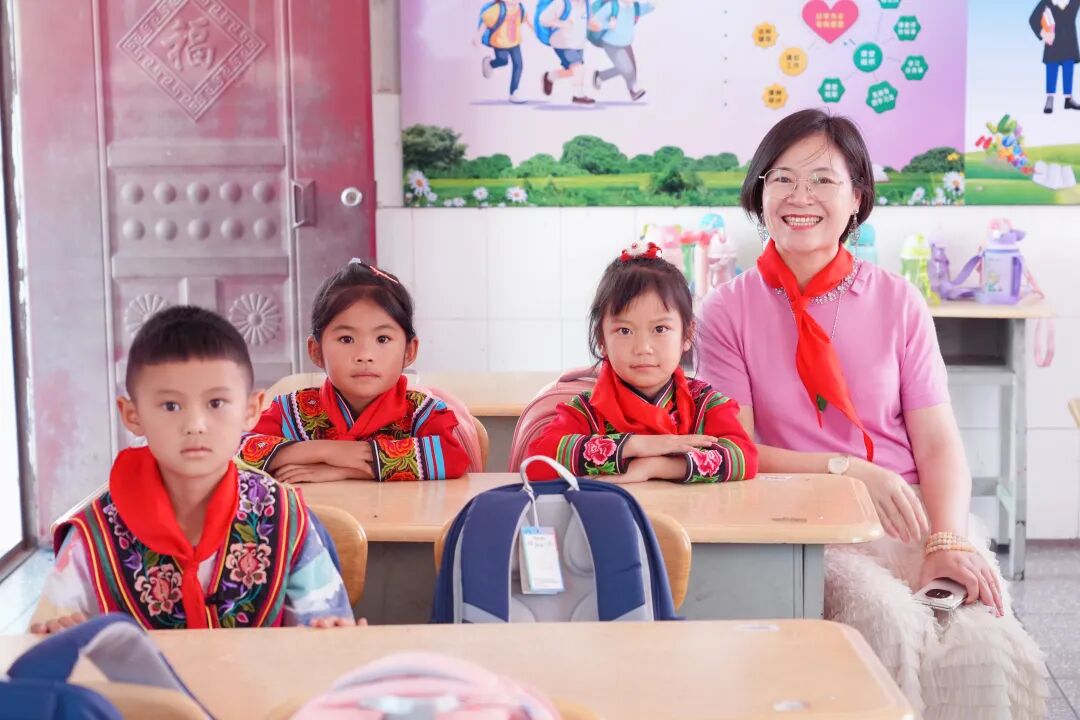 [2025-09-05]五星钻豹黄玲素爱心助学再下一城诠释大爱钻豹价值担当