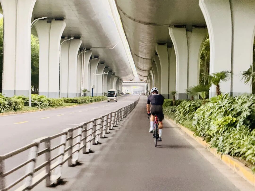 MCC724G530晨骑苗江路绕圈