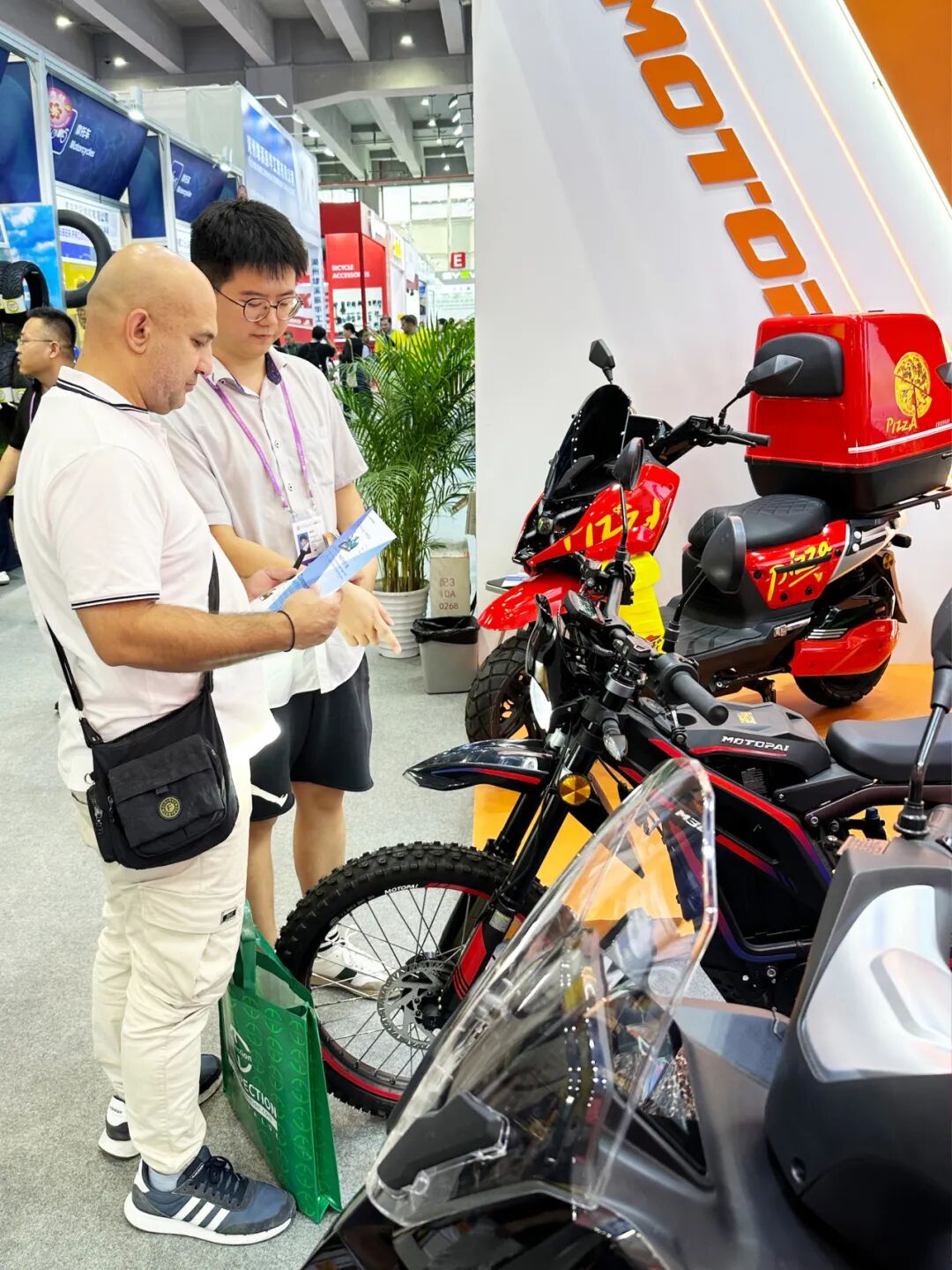 [2025-10-17]广交会现场直击欧派展台秒变全球签单中心匠心智造燃爆海外市场