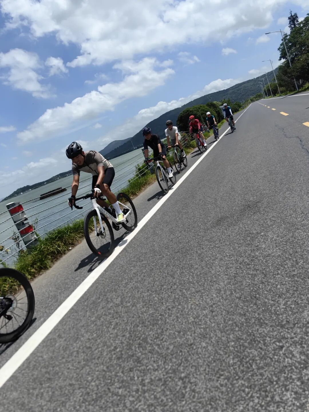 MCC724G530晨骑苗江路绕圈