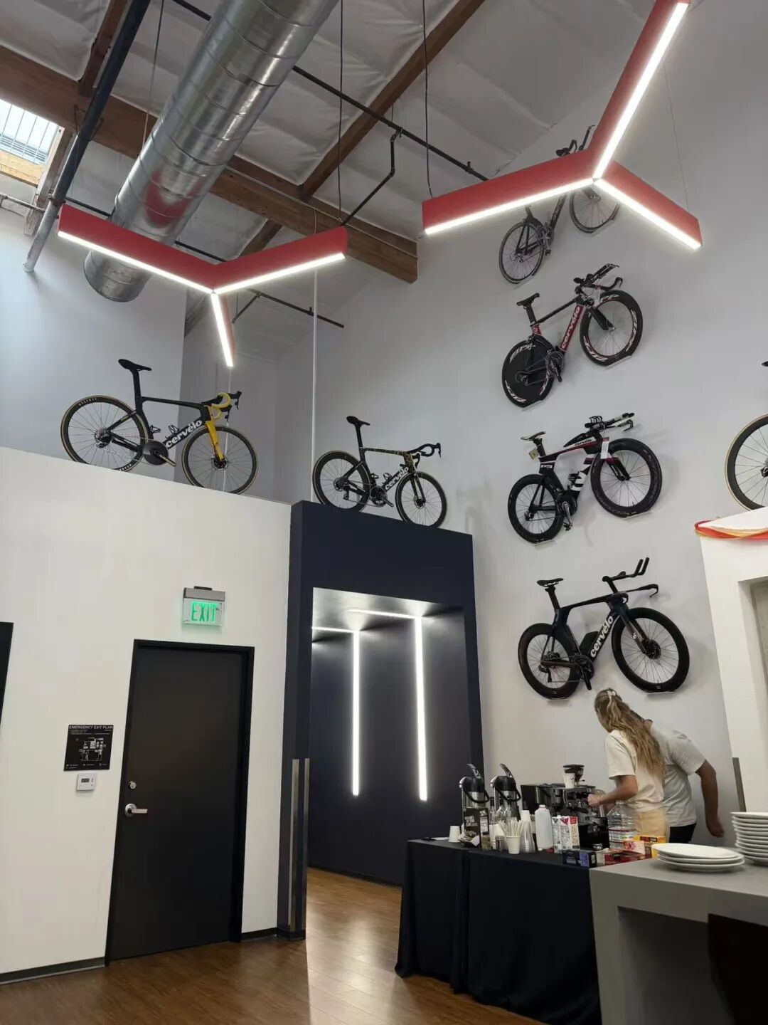 [2025-11-06]跨越大洋的问候Cervelo全球代理会议维斯玛车队两位车手向中国粉丝致意