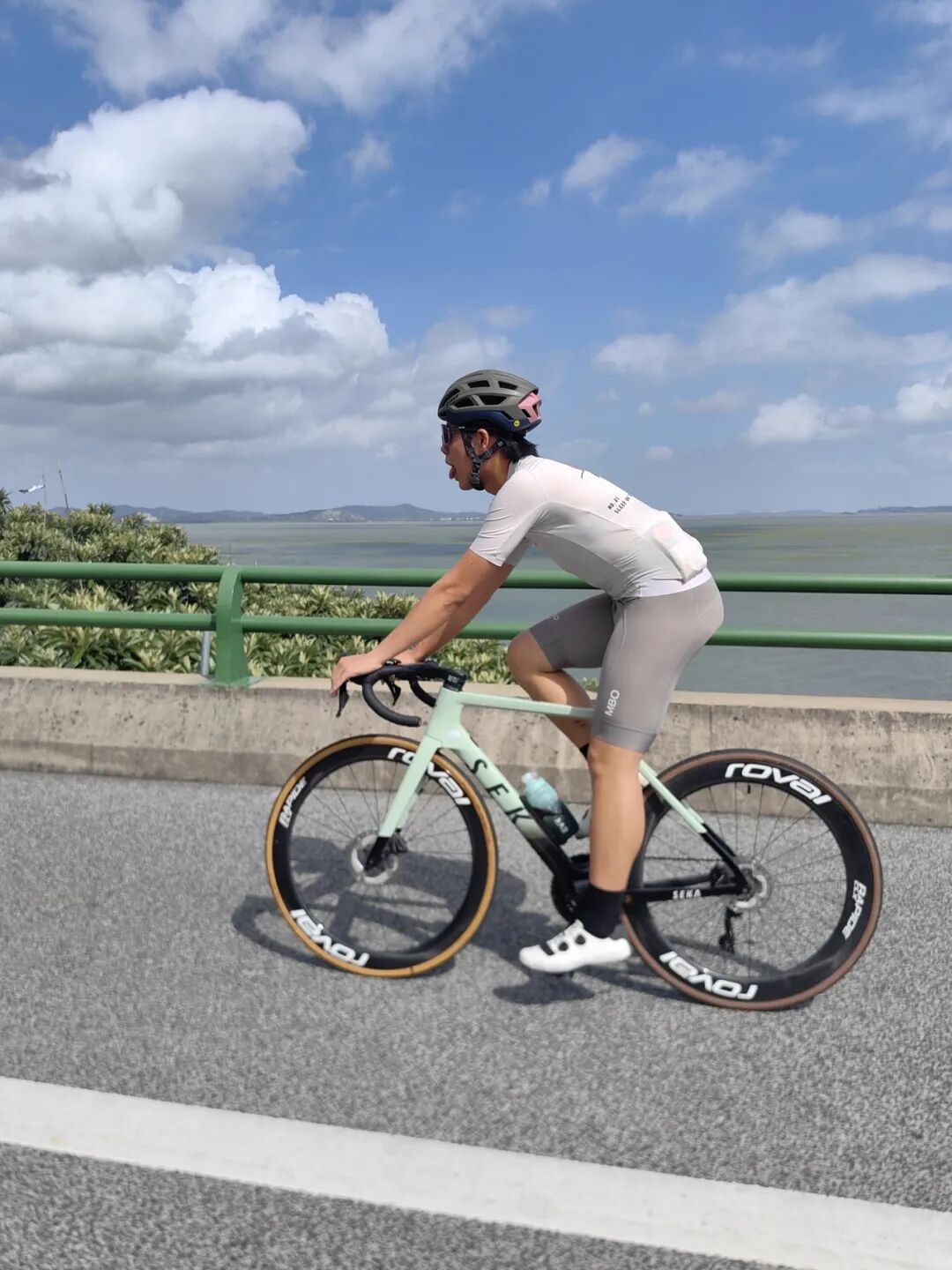 MCC724G530晨骑苗江路绕圈