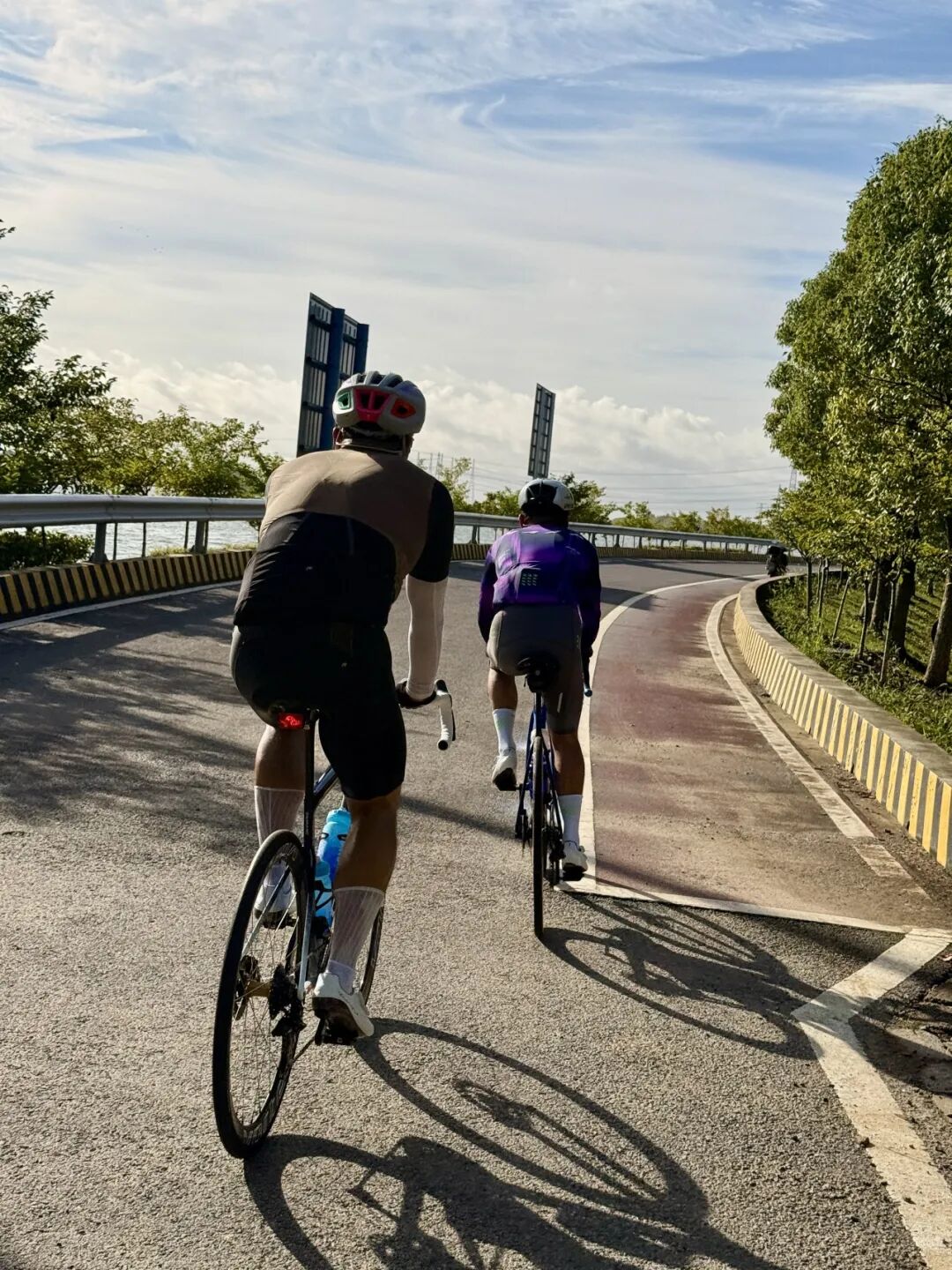 MCC724G530晨骑苗江路绕圈