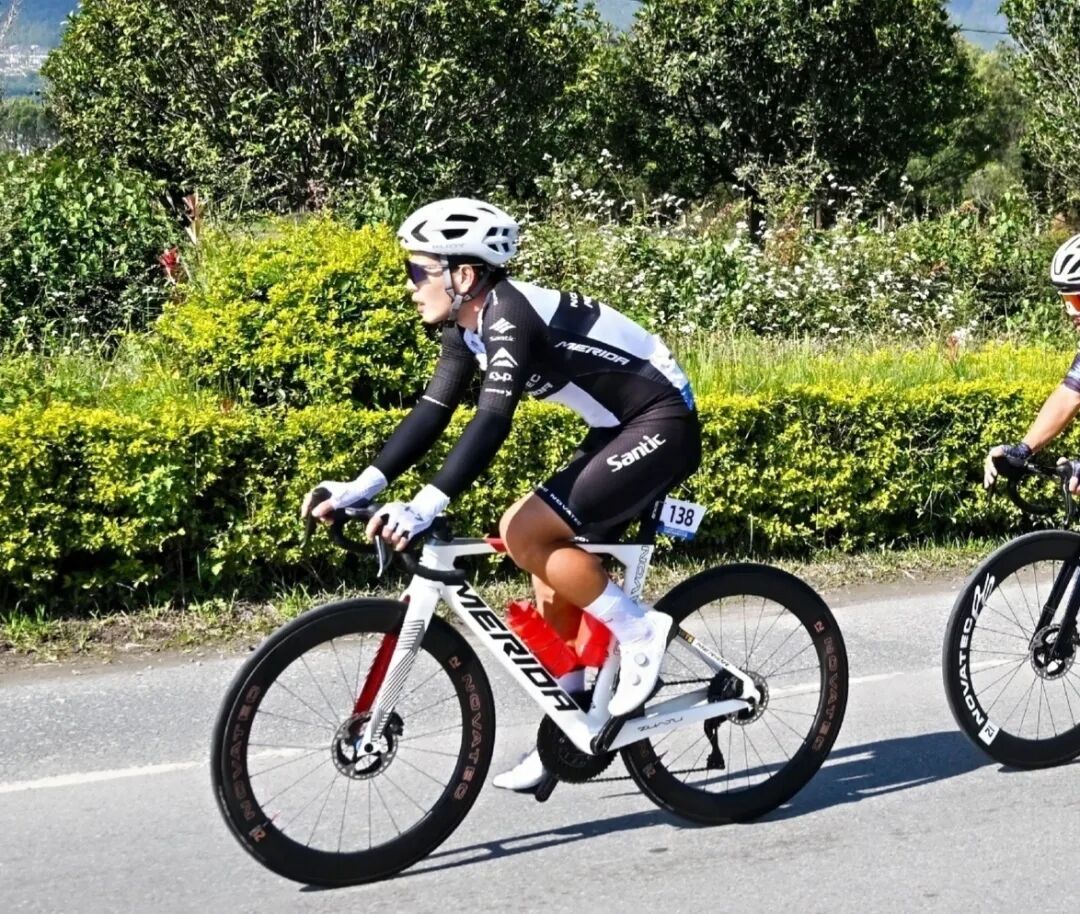 [2025-10-27]美利达诺飞客车队挥洒热血青春赛场夺冠