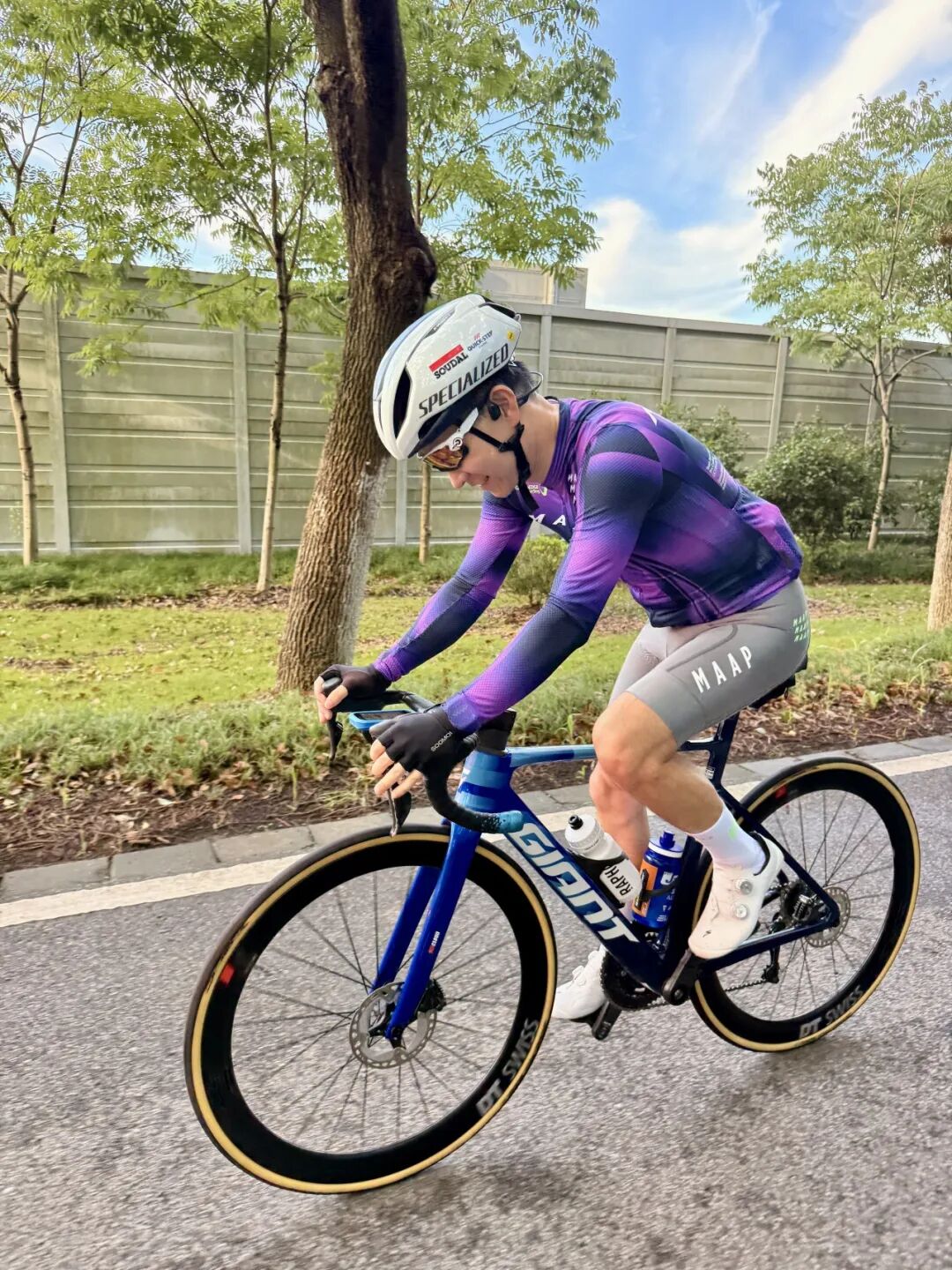 MCC724G530晨骑苗江路绕圈