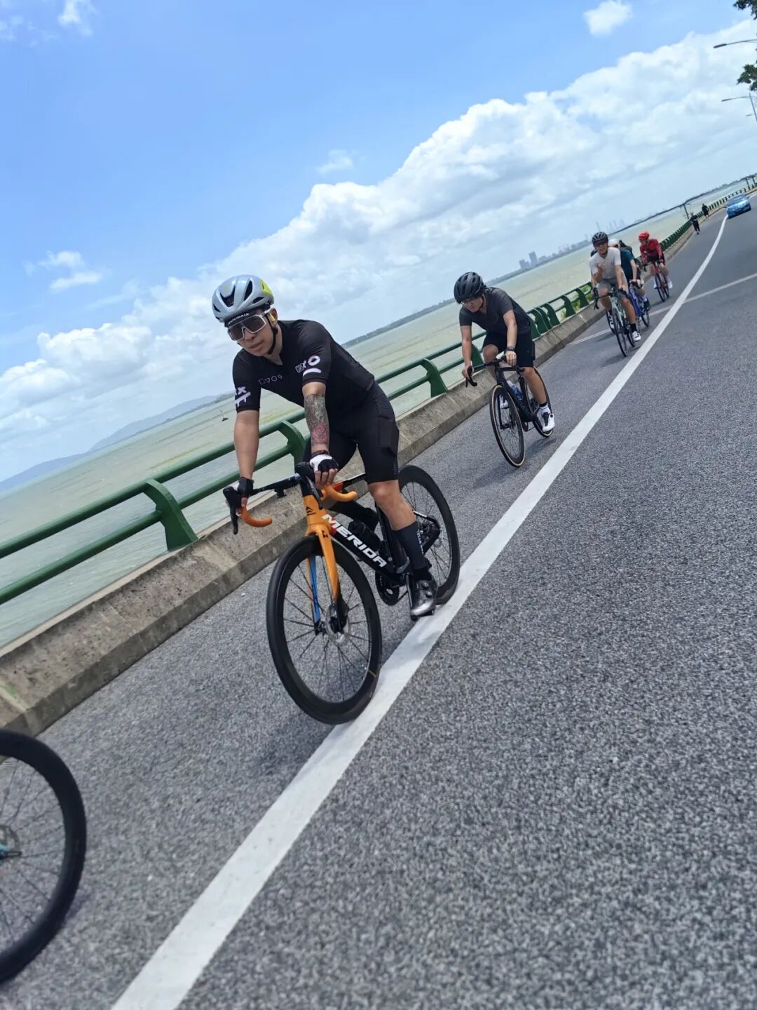 MCC724G530晨骑苗江路绕圈