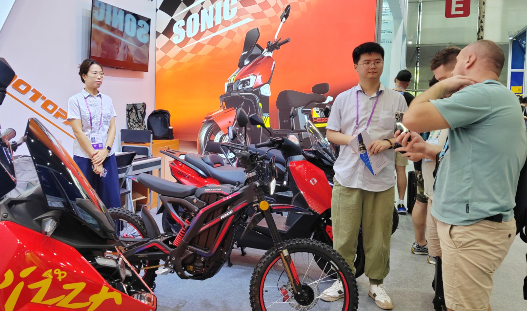 [2025-10-17]广交会现场直击欧派展台秒变全球签单中心匠心智造燃爆海外市场