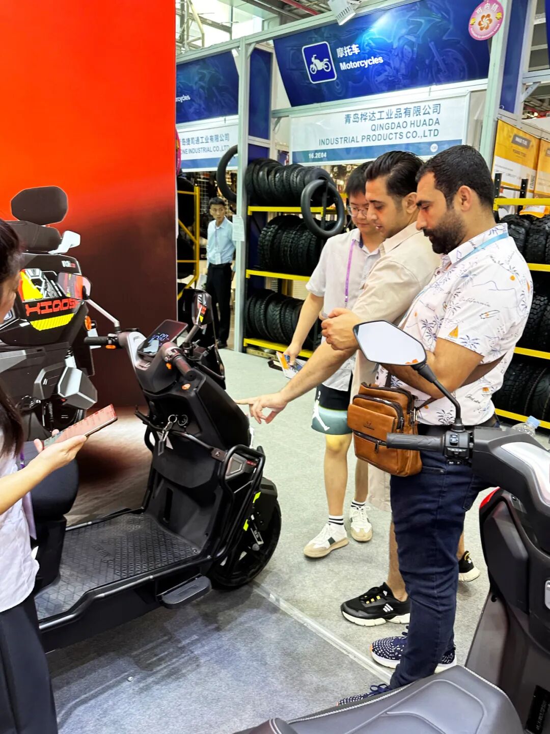 [2025-10-17]广交会现场直击欧派展台秒变全球签单中心匠心智造燃爆海外市场