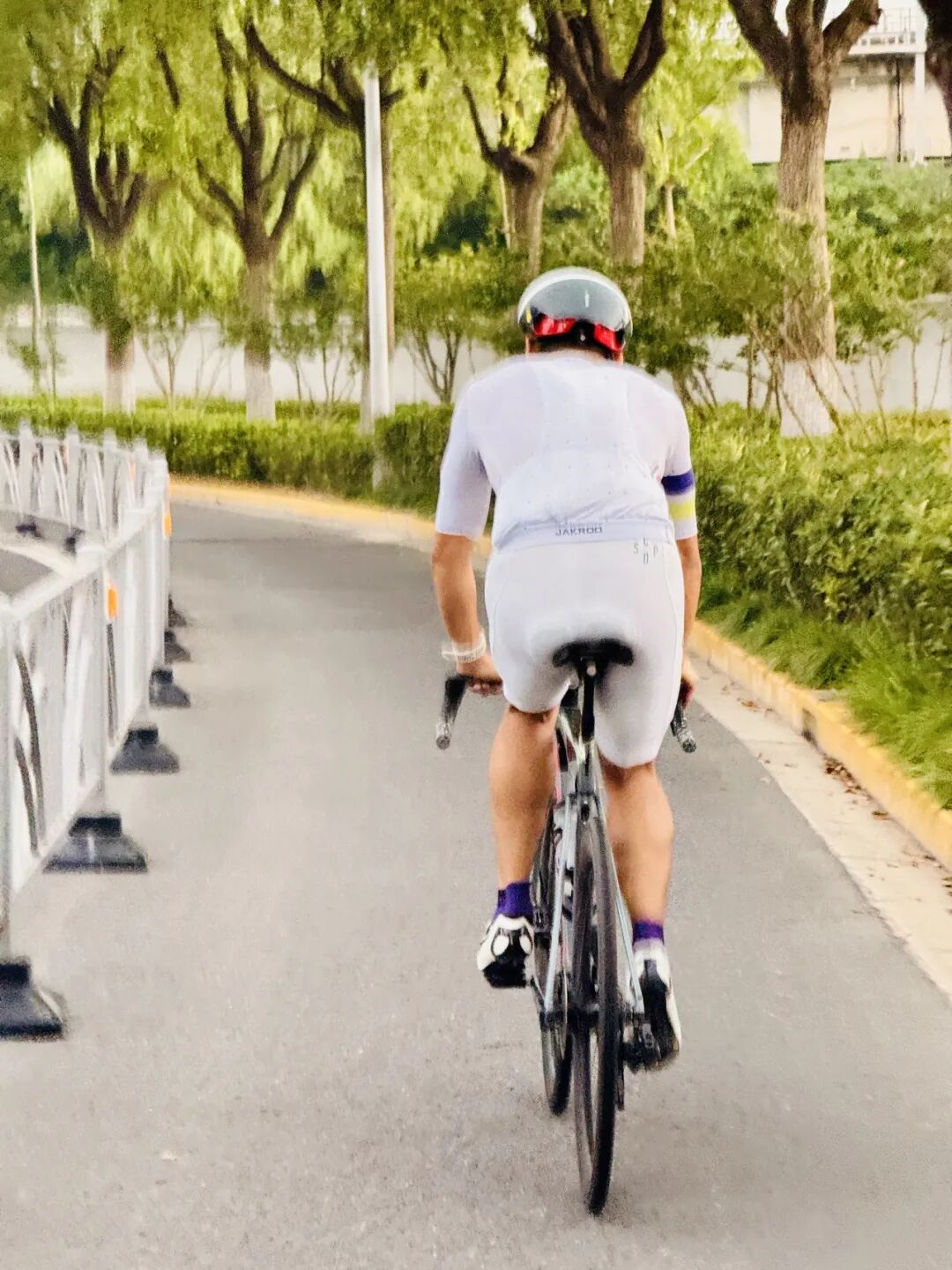 MCC724G530晨骑苗江路绕圈