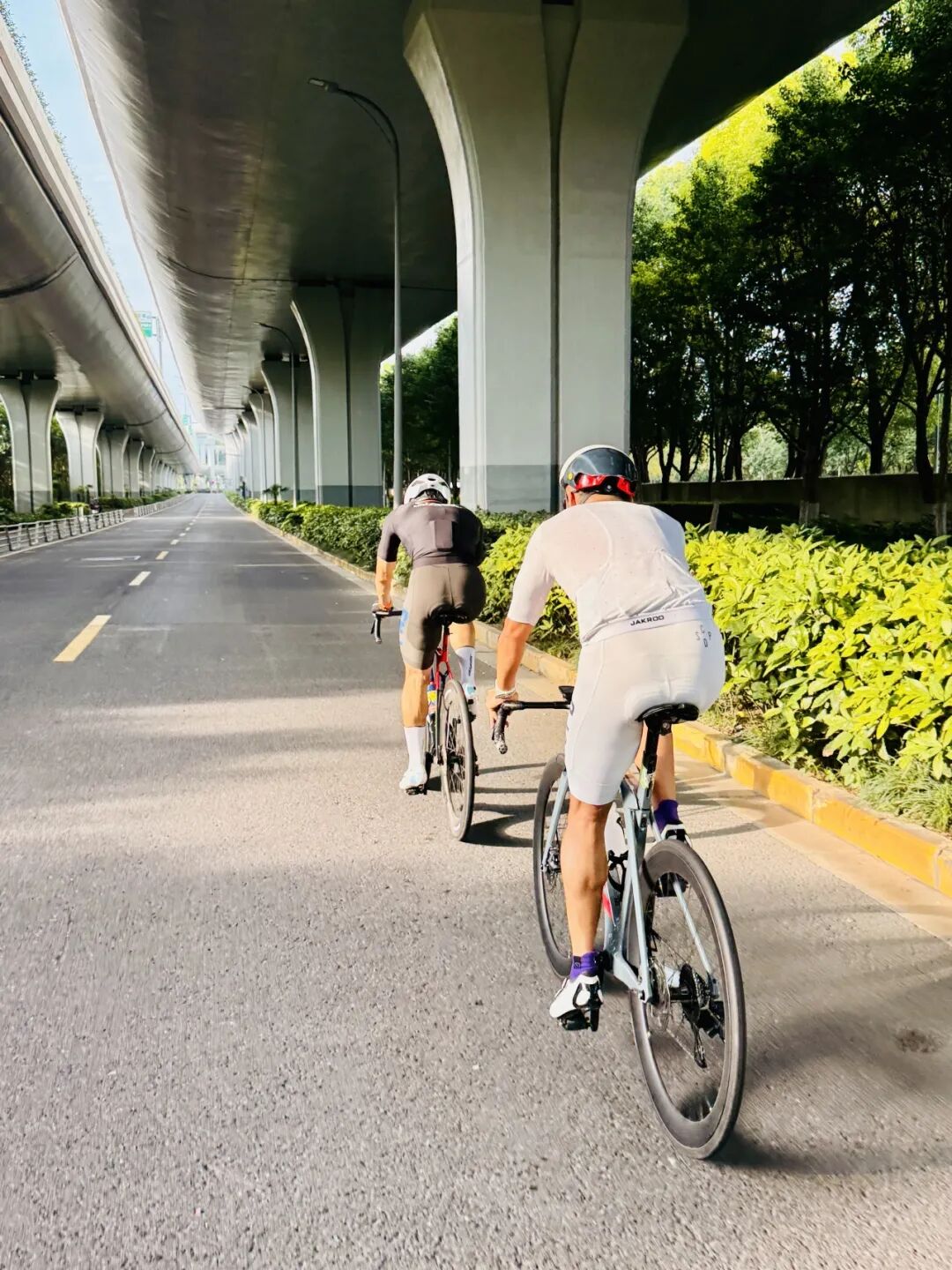 MCC724G530晨骑苗江路绕圈