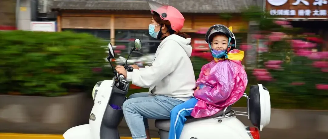 “孩子坐哪”的新版电自：限速25km/h，取消后座、禁超速，接娃成难题，折腾了谁？