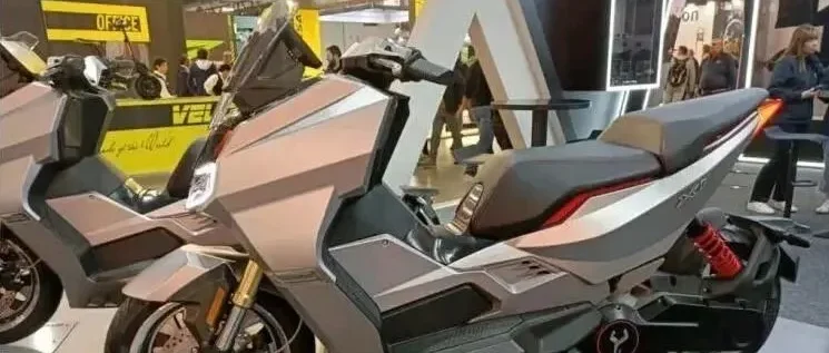 比亚迪盯上了电动两轮！首款代工电摩亮相，续航能跑200公里真香