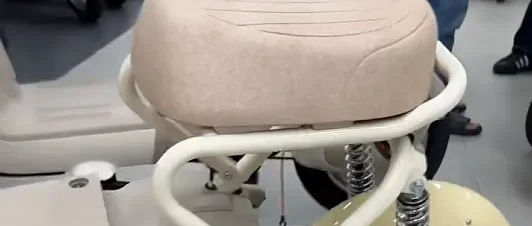 普遍涨500以上？一批新国标车到货，雅迪、爱玛、台铃亮相新材质，没脚蹬，用铅酸新车