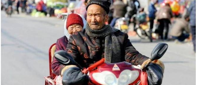 公安部规定：70岁以上老人，能骑5种电动车！3种有驾照也不能骑！