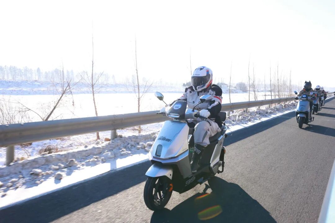 [2025-01-04]数智豪华超跑绿源2025开年新品S95正式发布