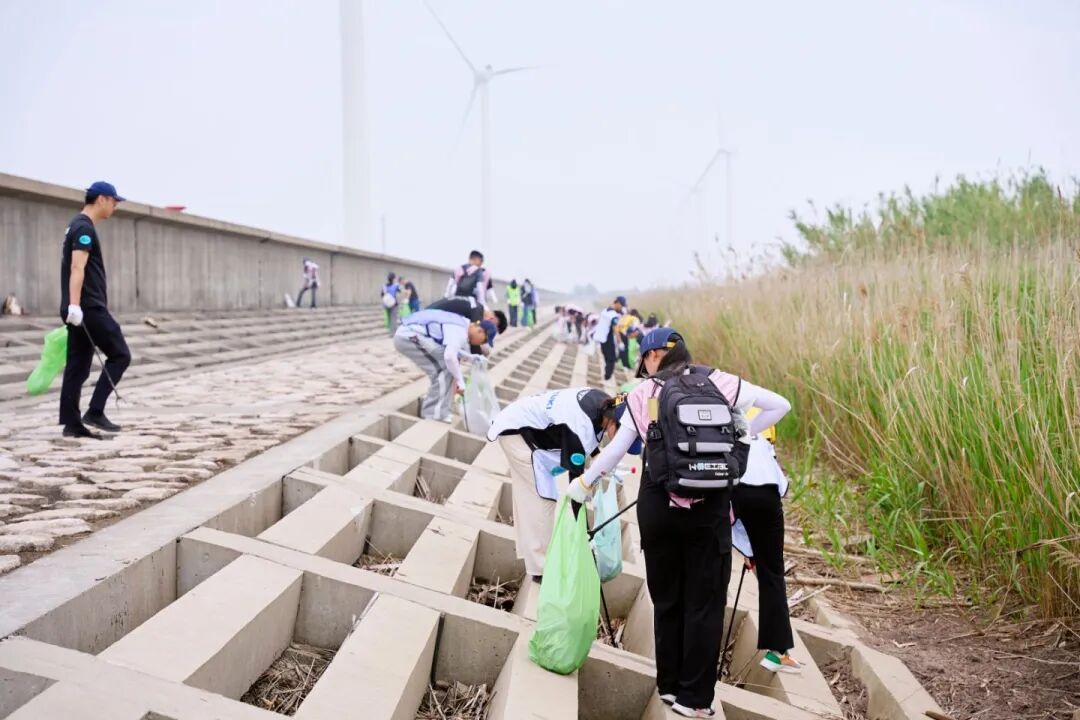 [2025-05-30]守护蔚蓝海岸铃木中国携手华东师范大学开展quot净滩行动quot