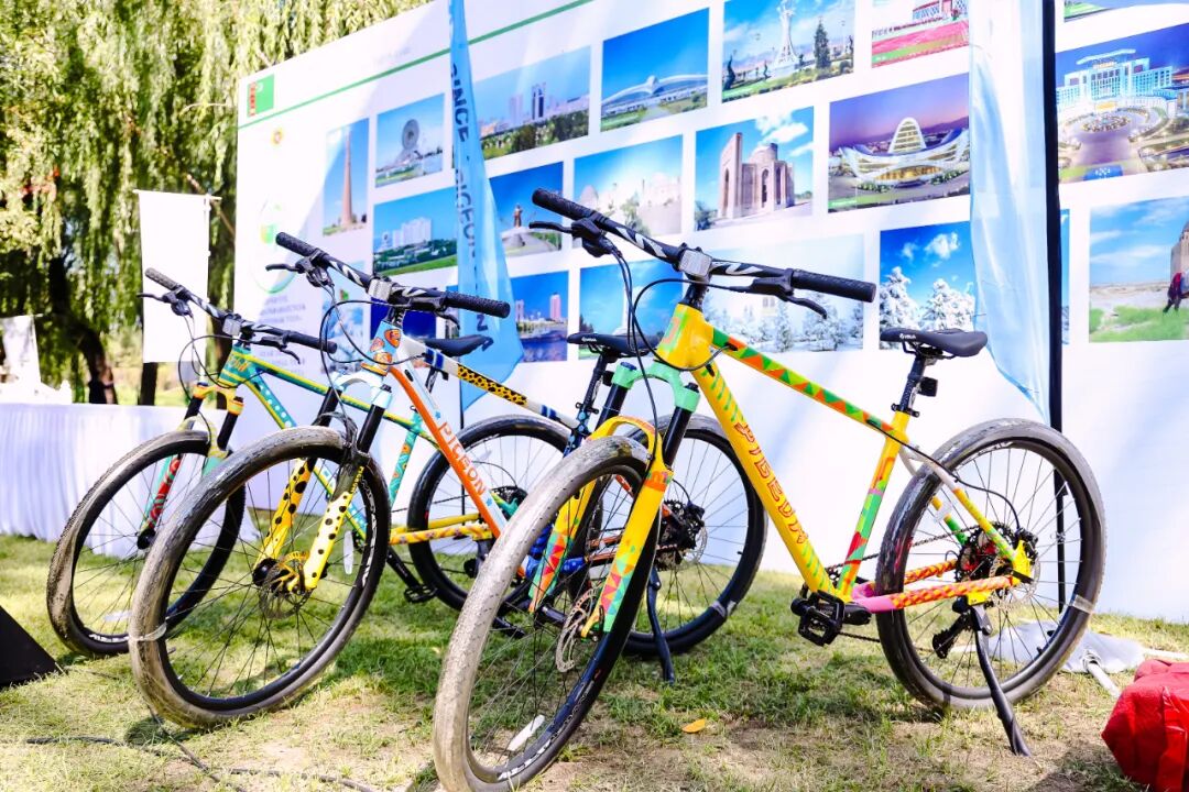 [2025-10-01]中国飞鸽定制手绘车闪耀第十二届和平节中国品牌奏响国际合作强音