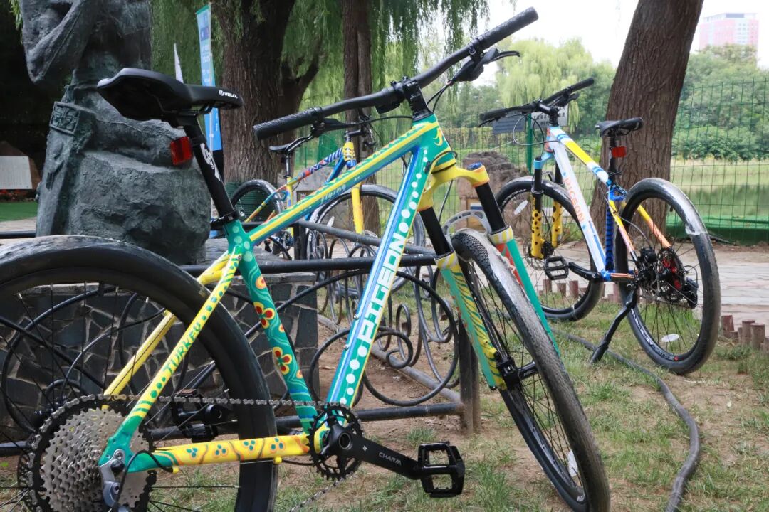 [2025-10-01]中国飞鸽定制手绘车闪耀第十二届和平节中国品牌奏响国际合作强音