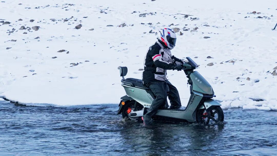 [2025-01-04]数智豪华超跑绿源2025开年新品S95正式发布