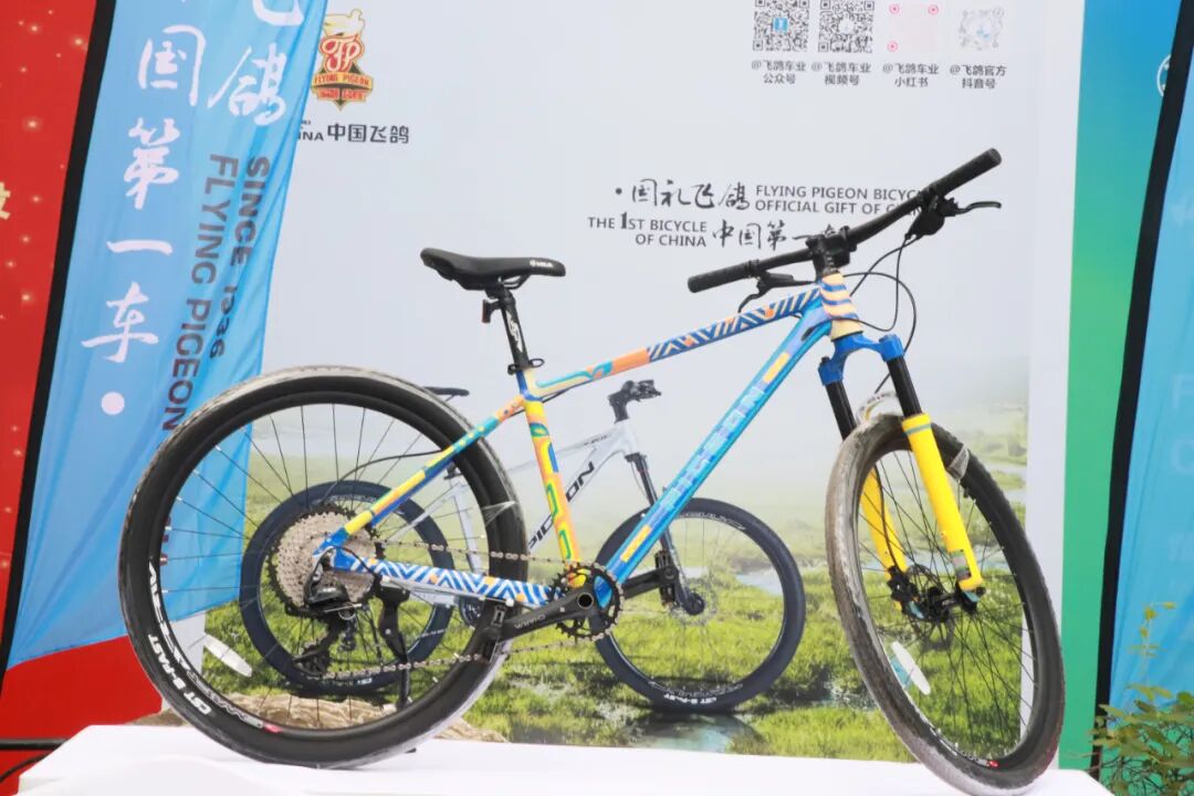 [2025-10-01]中国飞鸽定制手绘车闪耀第十二届和平节中国品牌奏响国际合作强音