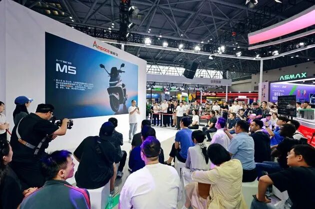 上市即爆款九号M5智能电摩销量破3万惊艳亮相中国摩博会