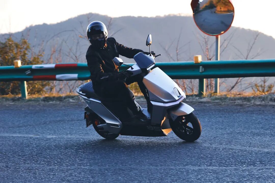 [2025-01-04]数智豪华超跑绿源2025开年新品S95正式发布