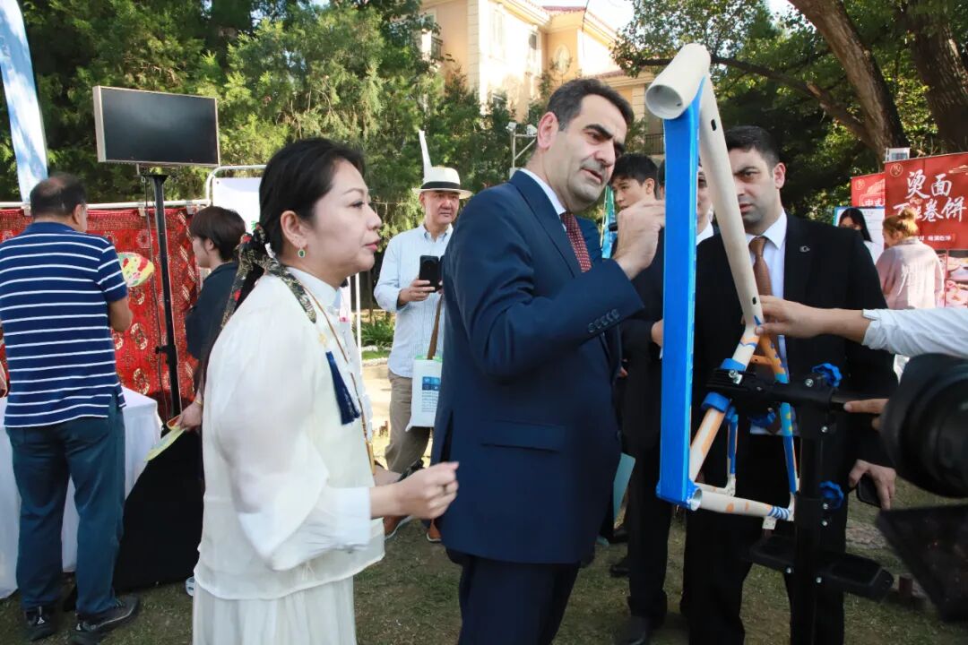 [2025-10-01]中国飞鸽定制手绘车闪耀第十二届和平节中国品牌奏响国际合作强音