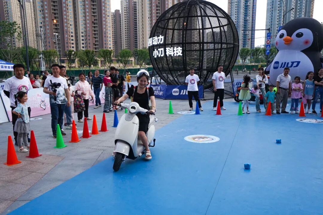 万人同时在线围观一整晚小刀爱情火了