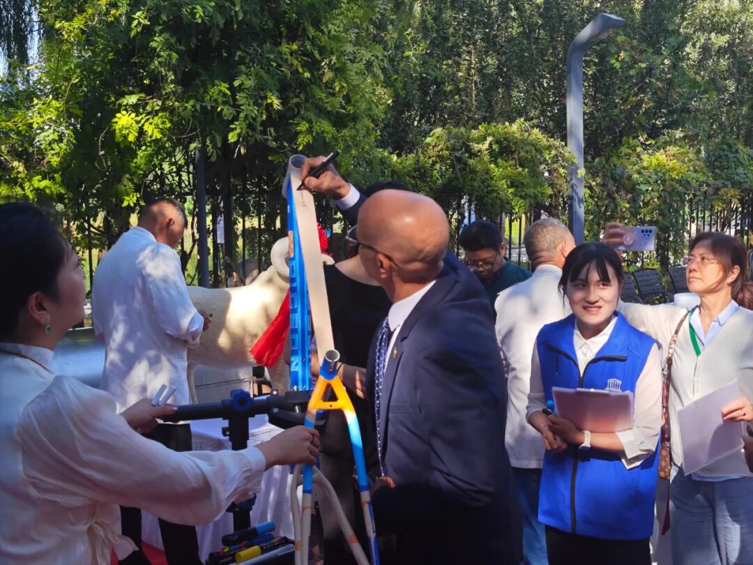 [2025-10-01]中国飞鸽定制手绘车闪耀第十二届和平节中国品牌奏响国际合作强音