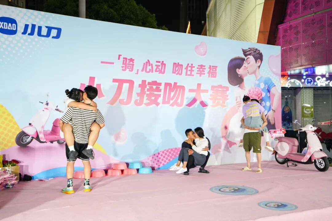 万人同时在线围观一整晚小刀爱情火了