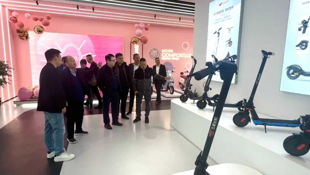 中自协刘素文理事长一行到访五星钻豹展厅以创新为发展根基小猎豹IP营销再获认可