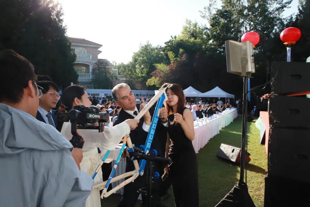 [2025-10-01]中国飞鸽定制手绘车闪耀第十二届和平节中国品牌奏响国际合作强音