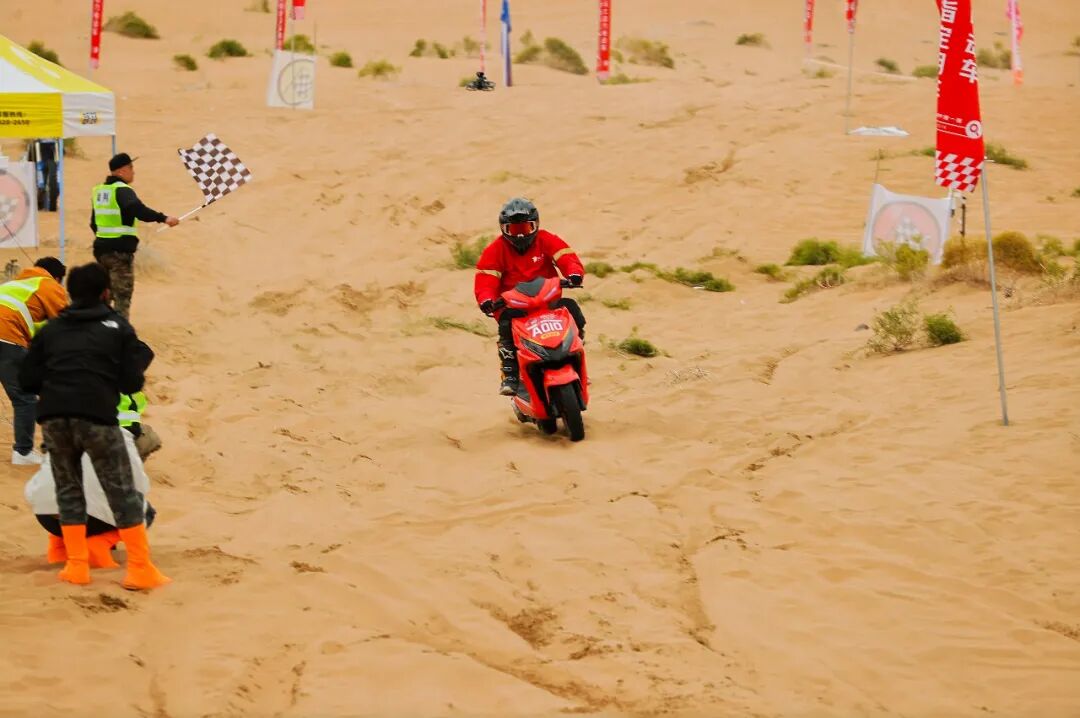 立马夺魁闪电30斩获决赛个人第一智能大动力闪耀京东汽车英雄会硬核实力征服沙漠越野